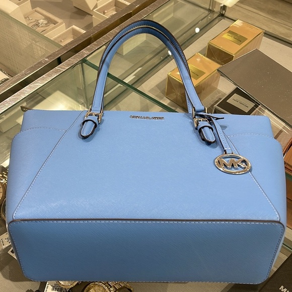 MICHAEL KORS
Jet Set Large Crossgrain Leather Top-Zip Charlotte Tote Bag
NWT - Picture 7 of 16